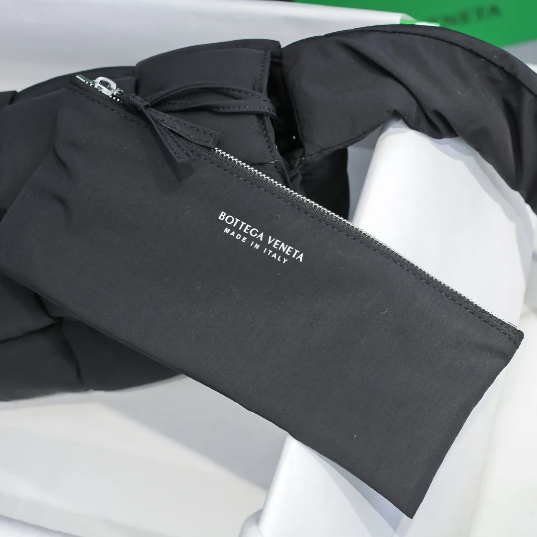 #𝐂𝐀𝐒𝐒𝐄𝐓𝐓𝐄 Nylon tofu tofu bag This Cassette is so cute, its cute appearance does not affect its practicality and the capacity is good! The fabric is low-key and very textured, suitable for daily wear with casual wear. The cross-woven design of the wide cloth is really stunning. The bag has a puffy shape and feels like a piece of tofu. It can be worn on one shoulder, cross-body or as a waist bag. You can also adjust the shoulder strap to the size of the bag under the armpit, so you can have it all! S30x15cm【8951#】